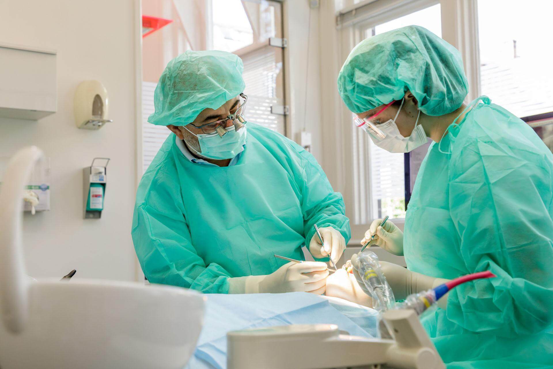 Implantologie behandeling door tandartsen